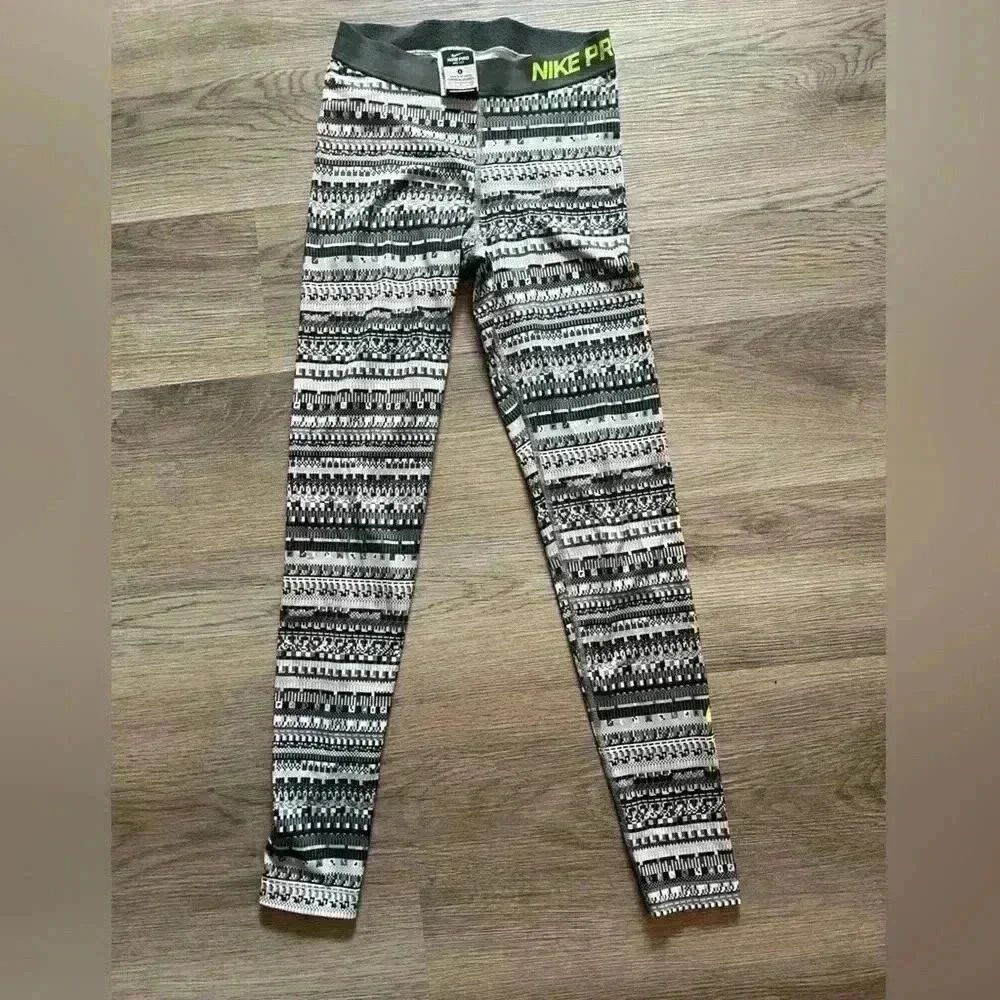 Nike pro Size Small winter fleece leggings grey black abstract print
